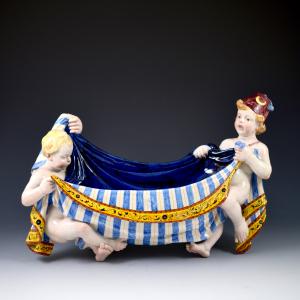 Putti com cortina - Bolso de parede - Urbano Lucchesi, Manifattura Ginori, último quartel do século XIX